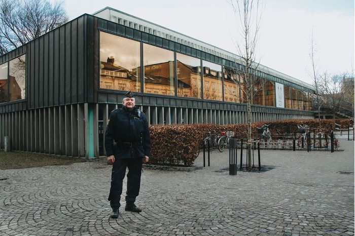 Kommunpolis Joakim Nygren står utanför stadsbiblioteket. Foto.