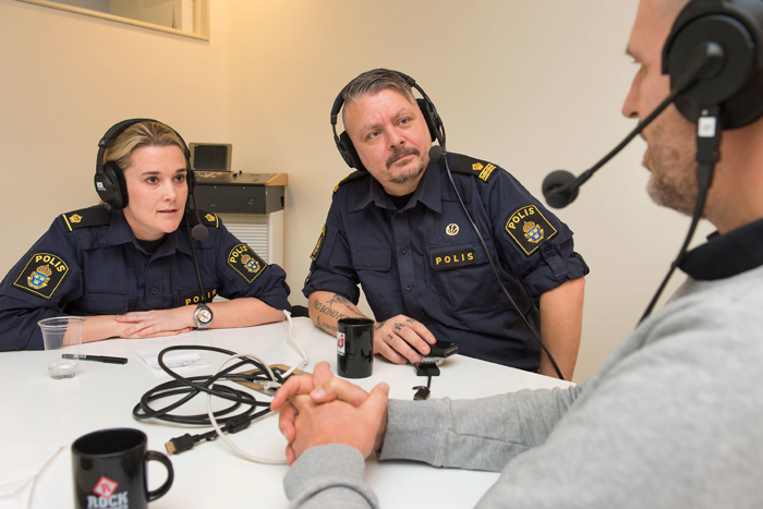 Två poliser intervjuar en av dagens gäster vid inspelning av polispodden.