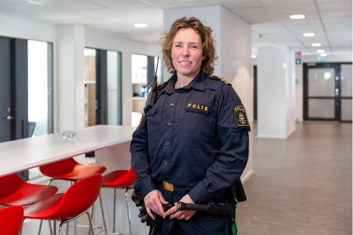 Polisen Helena Hroh står i polishusets matsal.