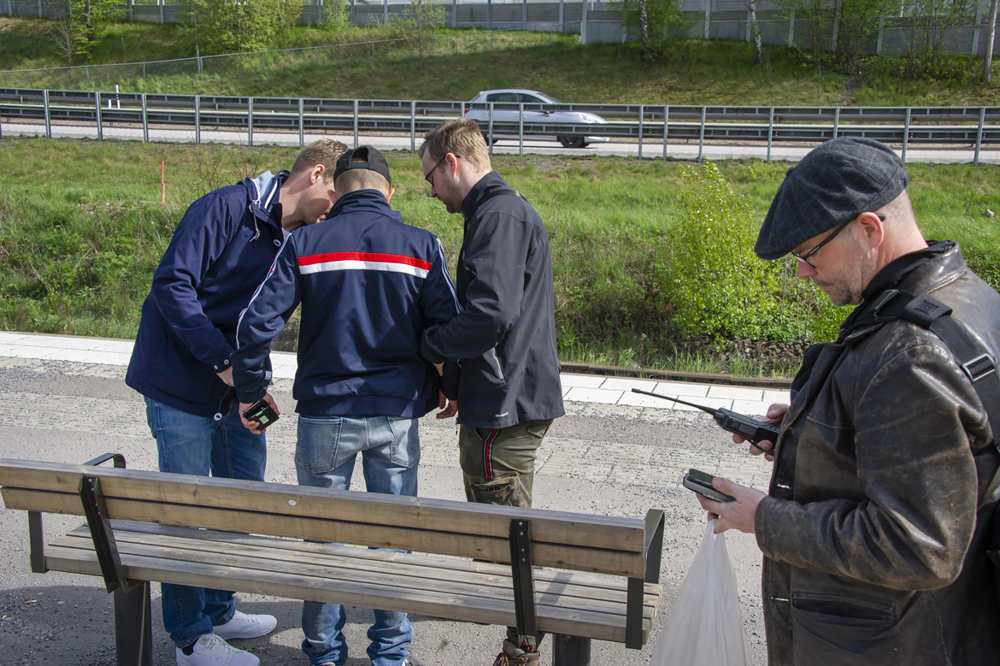 Narkotikapolis vid parkbänk.