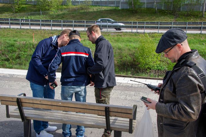 Narkotikapolis vid parkbänk.