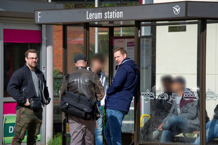 Poliser och ungdomar vid Lerum station