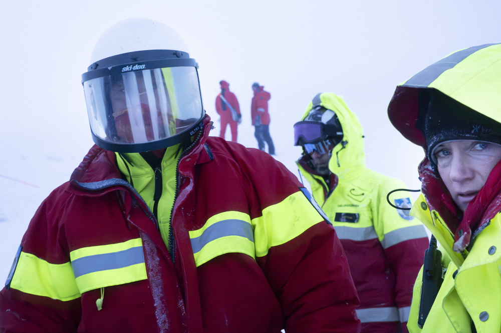 Fjällräddare och hundförare i dimman på fjället. Foto.