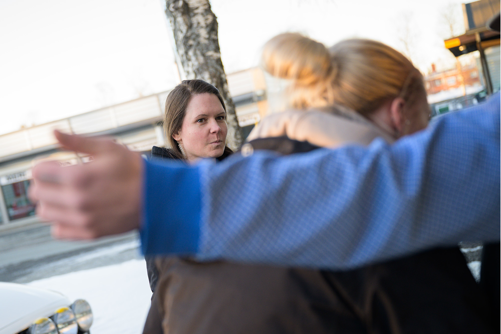 Polisen Alexandra Rundgren står i närheten av sin finska kollega som visiterar en person. Foto.
