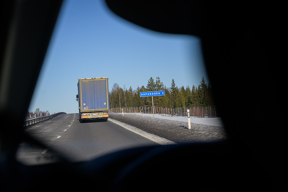 En vägskylt som säger Haparanda ses inifrån polisbilen. Foto.