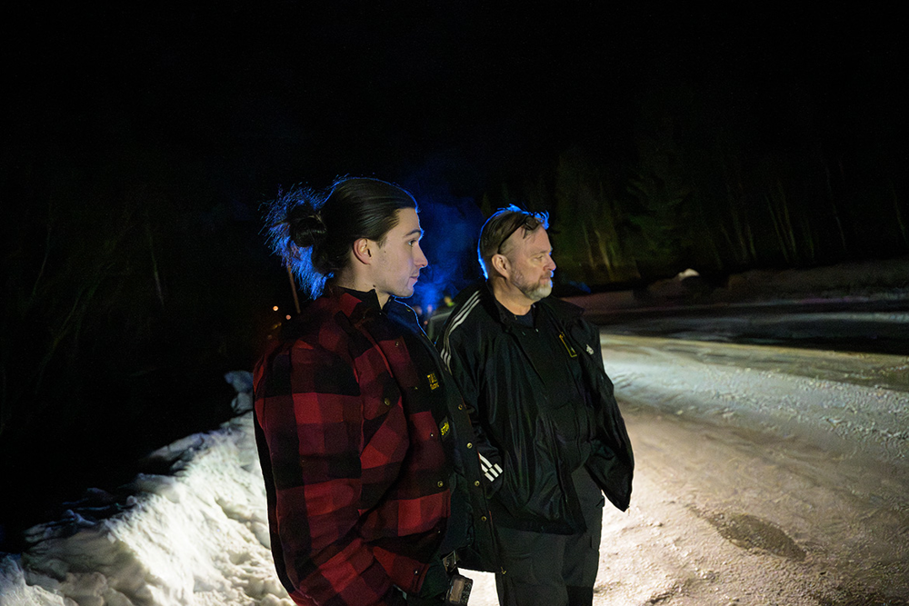 Erik Furmark, från Tullverket, och Martin Asplund, yttre befäl, står vid en plogad vägkant. Foto.