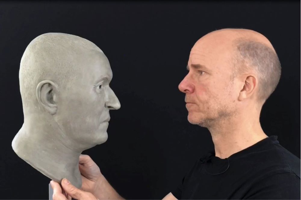 Oscar Nilsson, konstnär och arkeolog, berättar om hur han med lera återskapar ansiktet.