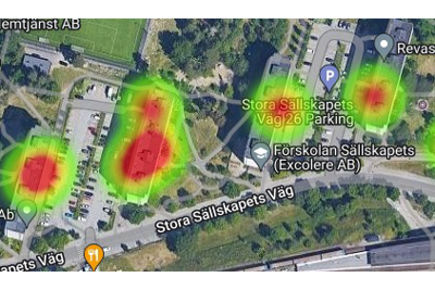 Kartutdrag från mätverktyget Embrace som visar röda fläckar för otrygga platser vid flerfamiljshus på en och samma väg.