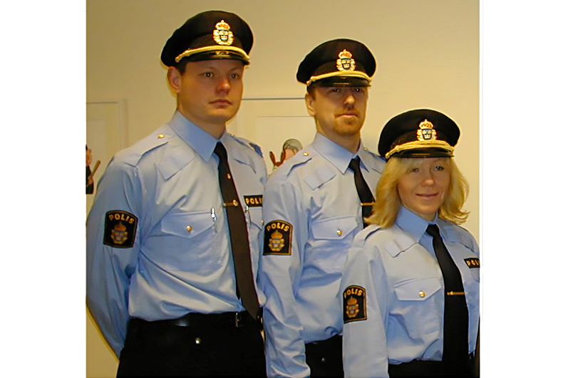 Mikael Finsberg mellan Johan Wahlöö och Carina Broo på väg mot polisexamen. Foto.