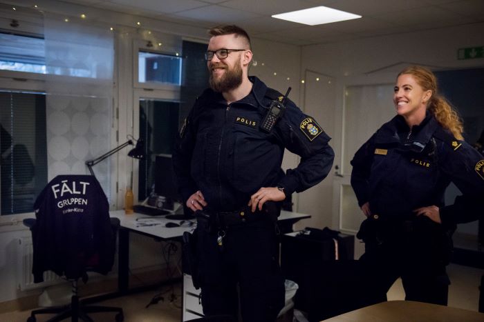 Två poliser skrtattar