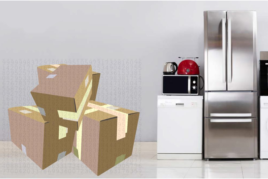 En hög med kartonger ses i ett kök. Över kartongerna syns rader med siffror. Sammansatt arrangemang av illustrationer.