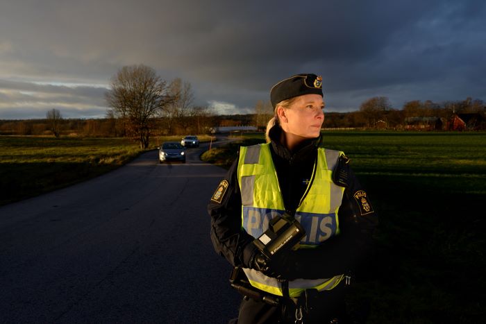 Polis vid väg.