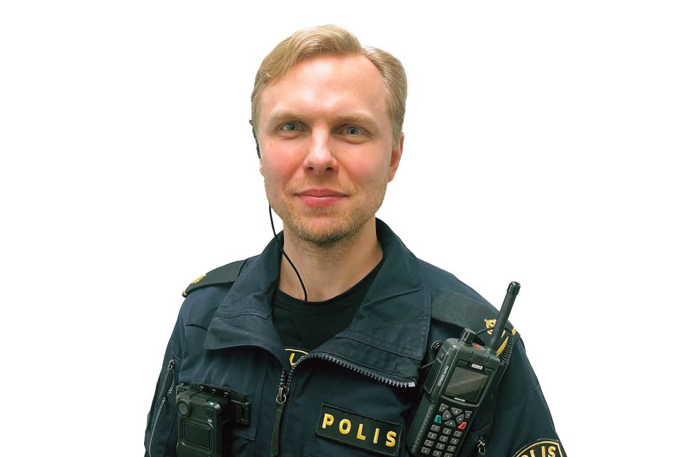 Oscar Rosén, polisassistent IGV/BF och certifierad AOSP-instruktör i lokalpolisområde Norrmalm i Stockholm. Foto.
