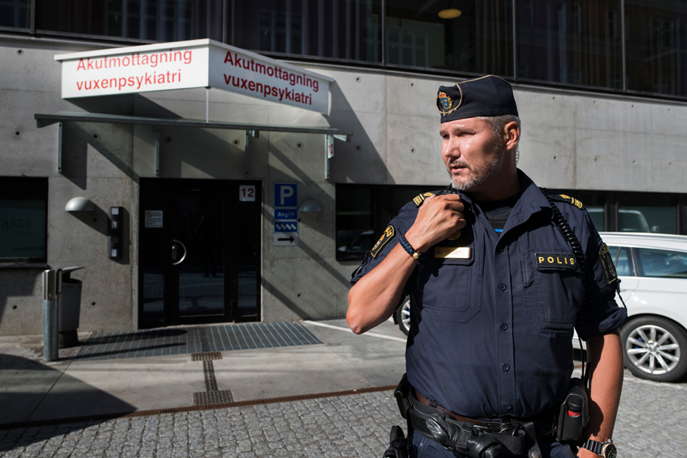 Polis utanför ingången till akutmottagningen vuxenpsykiatri