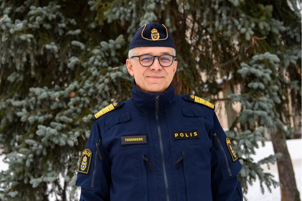 Anders Thornberg i uniform utomhus i vinterlandskap. Foto.