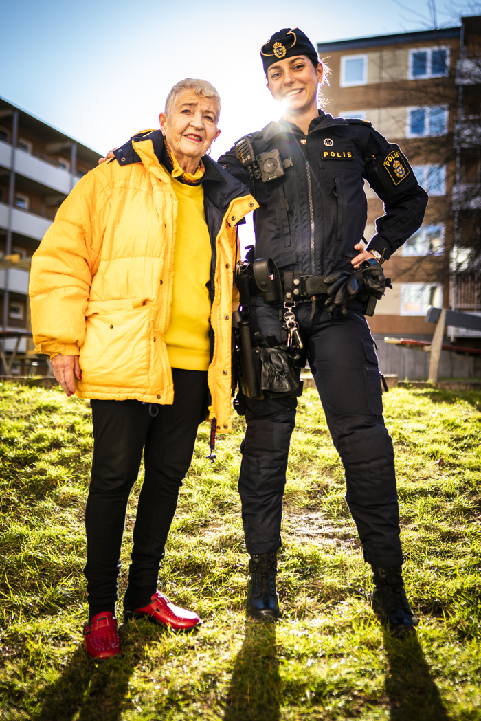 Sigrid Ramstedt och Aleksandra Pavio står bredvid varandra utomhus i ett bostadsområde. Foto.