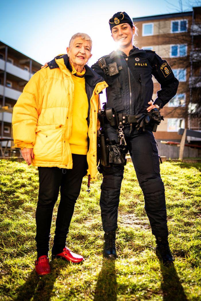 Sigrid Ramstedt och Aleksandra Pavio står bredvid varandra utomhus i ett bostadsområde. Foto.