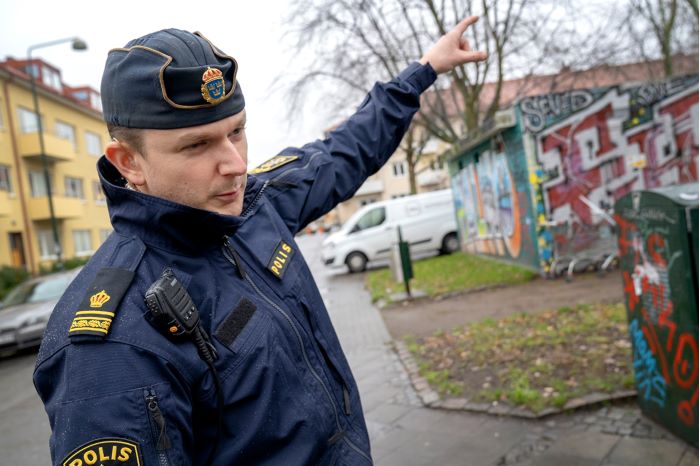 Kommunpolisen Freddy Nilsson pekar mot området Seved. Foto.