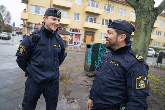 Freddy Nilsson, kommunpolis, och Tobias Bråhammar, vikarierande kommunpolis, står utomhus i Seved. Foto.