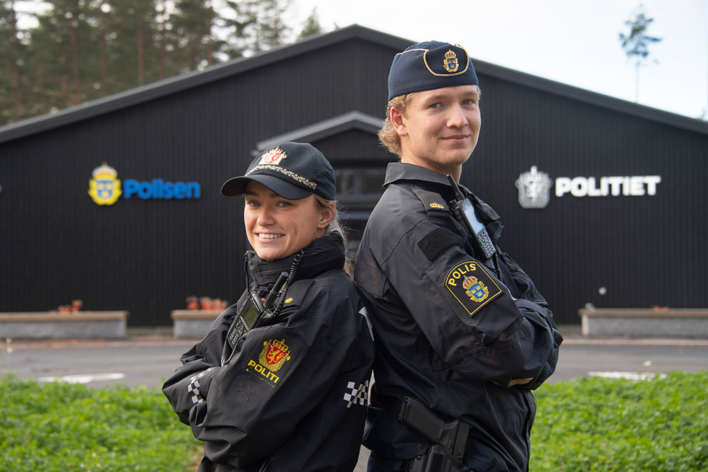 Sina Karlson Lysen, operativ utredare, och Elias Kaspersen, områdespolis, står framför den svensk-norska polisstationen i Eda–Eidskog. Foto.