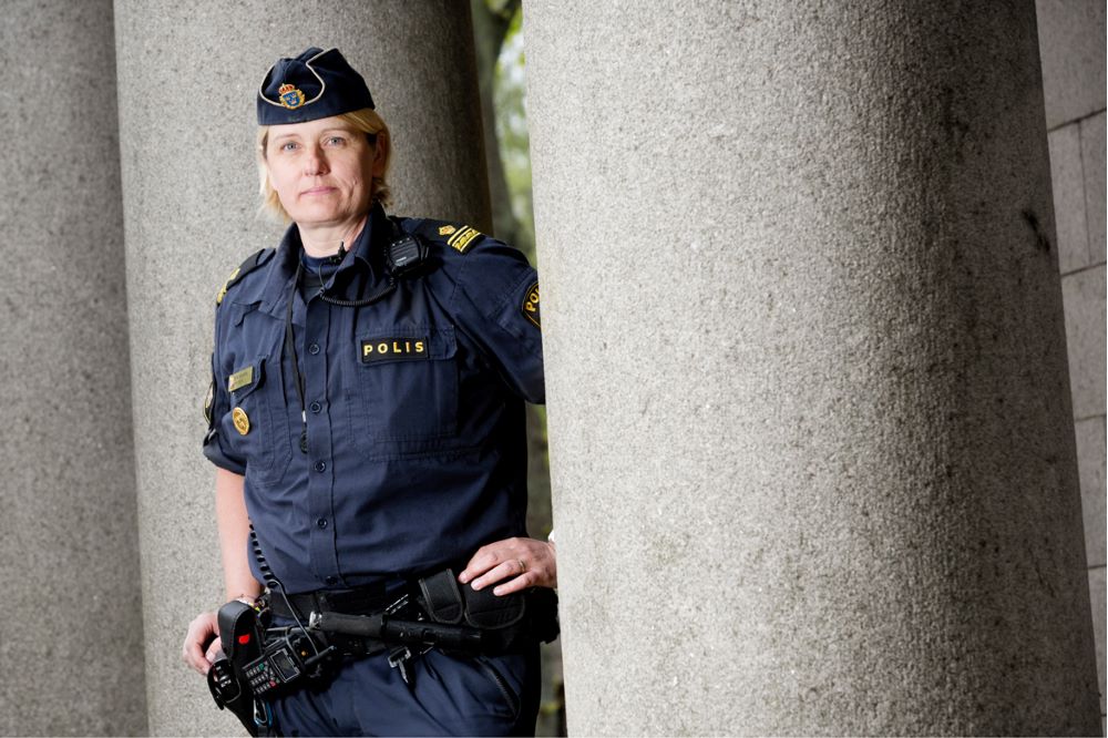 Lotta Svensson i polisuniform utomhus.