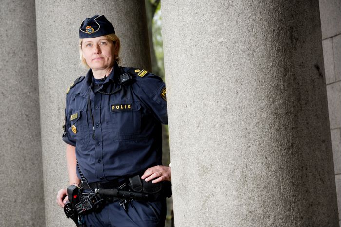Lotta Svensson i polisuniform utomhus.