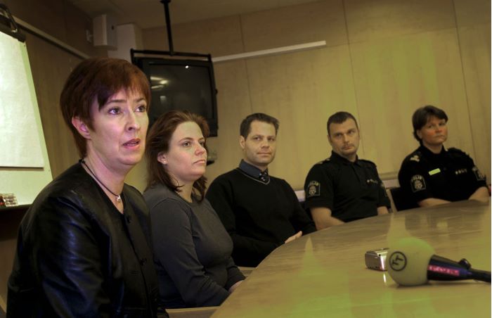 Fem personer sitter vid ett bord: Mona Sahlin, Inga-Lill Hult, Stefan Anering, Göran Stanton och  Riika Asmundsson. Foto.