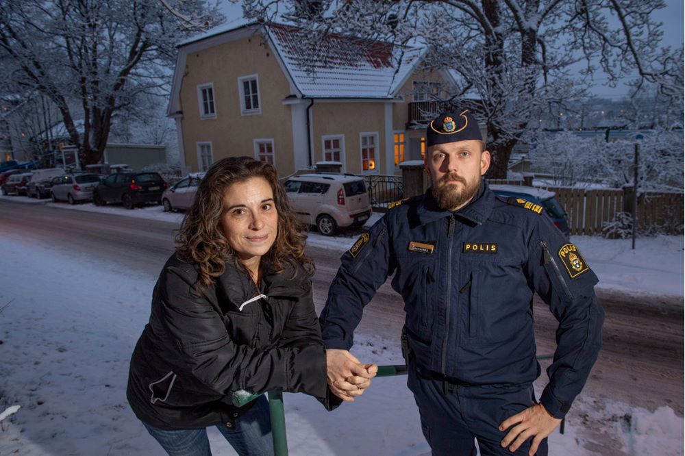 Erik Åkerlund, lokalpolisområdeschef i Botkyrka och Pernilla Vera, kommunens säkerhetschef, står utanför en gul villa - det nya våldspreventiva centrumet.