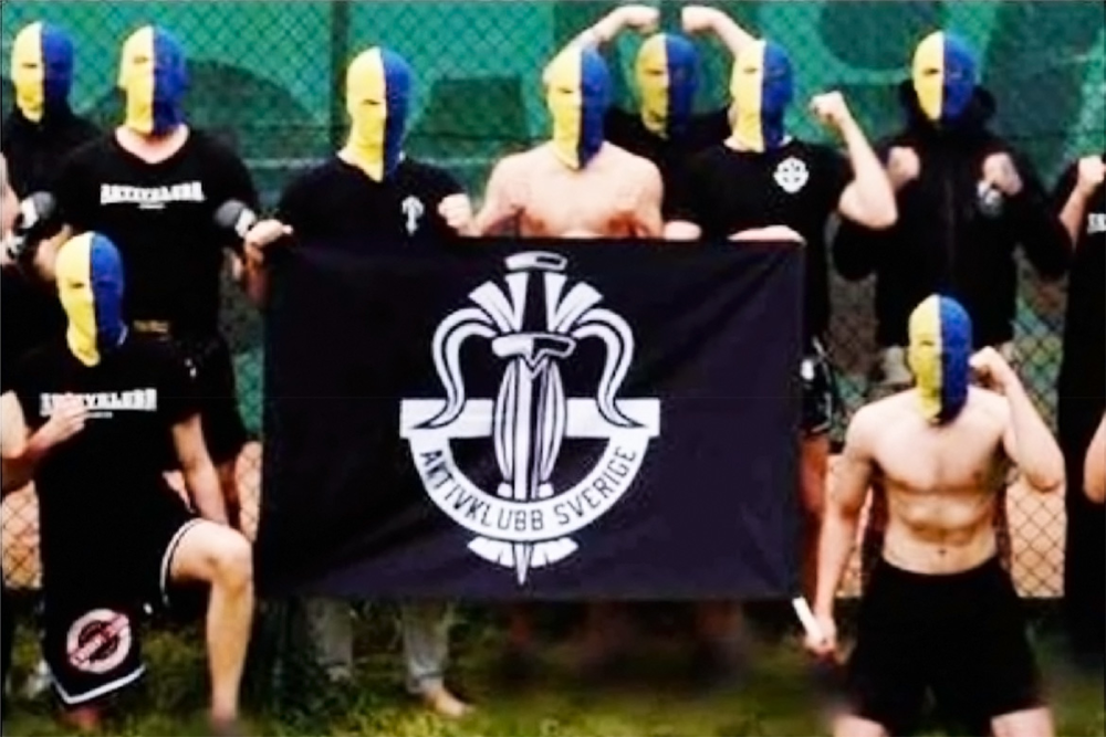 Gruppbild med killar från en aktivklubb i gulblå masker. Foto.