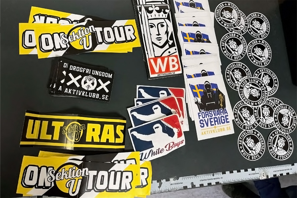 Klistermärken från aktivklubbar. Foto.