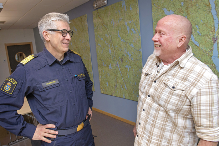 Rikspolischef Anders Thornberg i samtal med  utredaren Thomas Hertzberg. Foto.