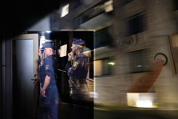 Fotomontage med Martin Marmgren och Siri Gottlander utanför en öppen dörr till en bostad och en ringklocka. Foto.