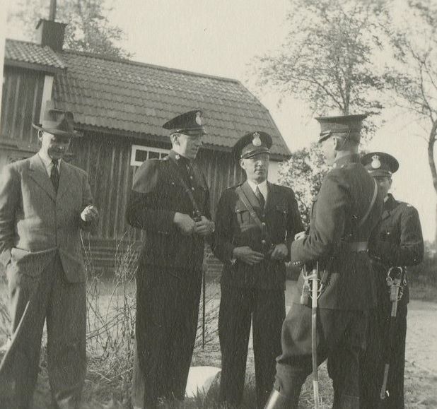 Fem uniformerade poliser i utomhus i slutet av 1940-talet. Foto.