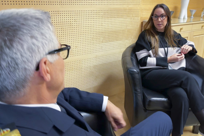 Rikspolischefen och Karolina Åhman i ett samtal. Foto.