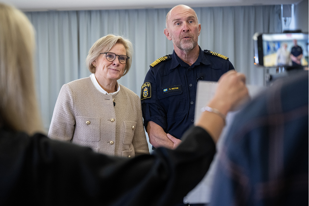 Petra Lundh och Stefan Hector står framför kameran och spelas in. Foto.