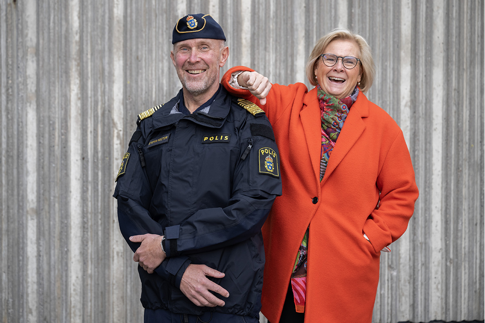 Petra Lundh och Stefan Hector står bredvid varandra och skrattar in i kameran. Foto.