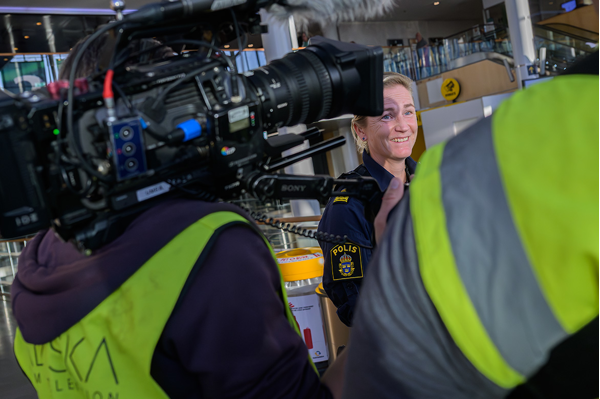 Lina står framför kameran i en tagning. Foto.