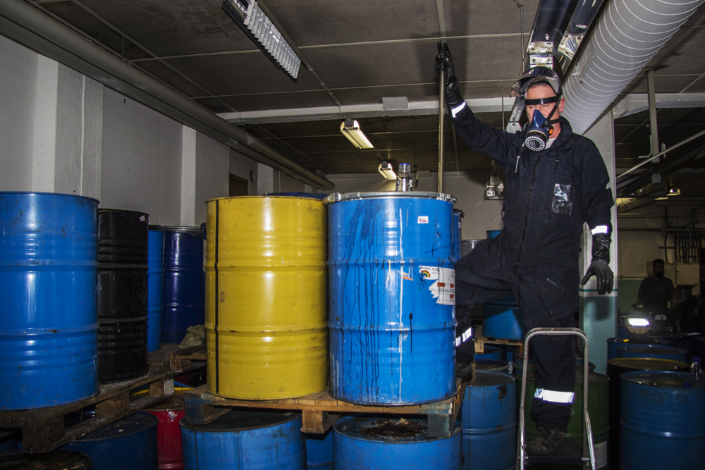 Man tittar på tunnor