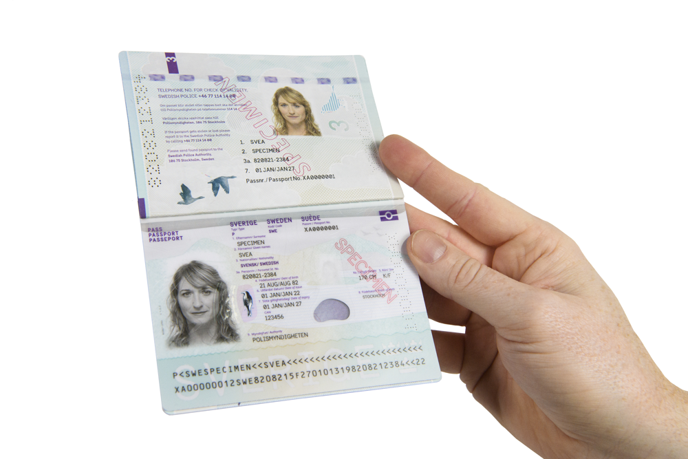 Det nya passets uppslag med foto och säkerhetsdetaljer. Foto.
