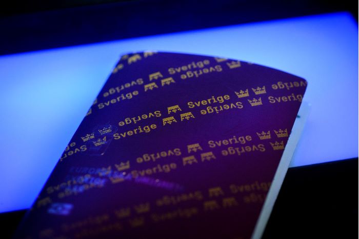 Passets framsida belyst med ultraviolett ljus. Foto.
