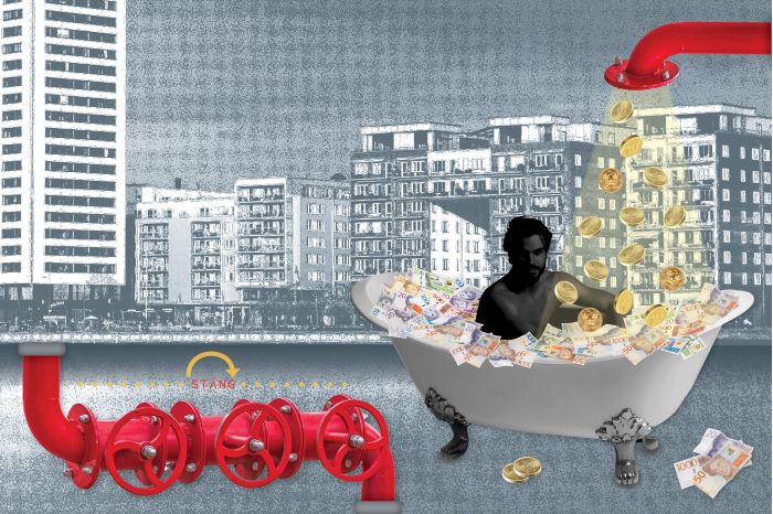 En man ses bada i pengar i ett badkar framför moderna flerfamiljshus i storstadsmiljö. Längst fram ses ett rör med ordet "stäng" samt en pil. Illustration.