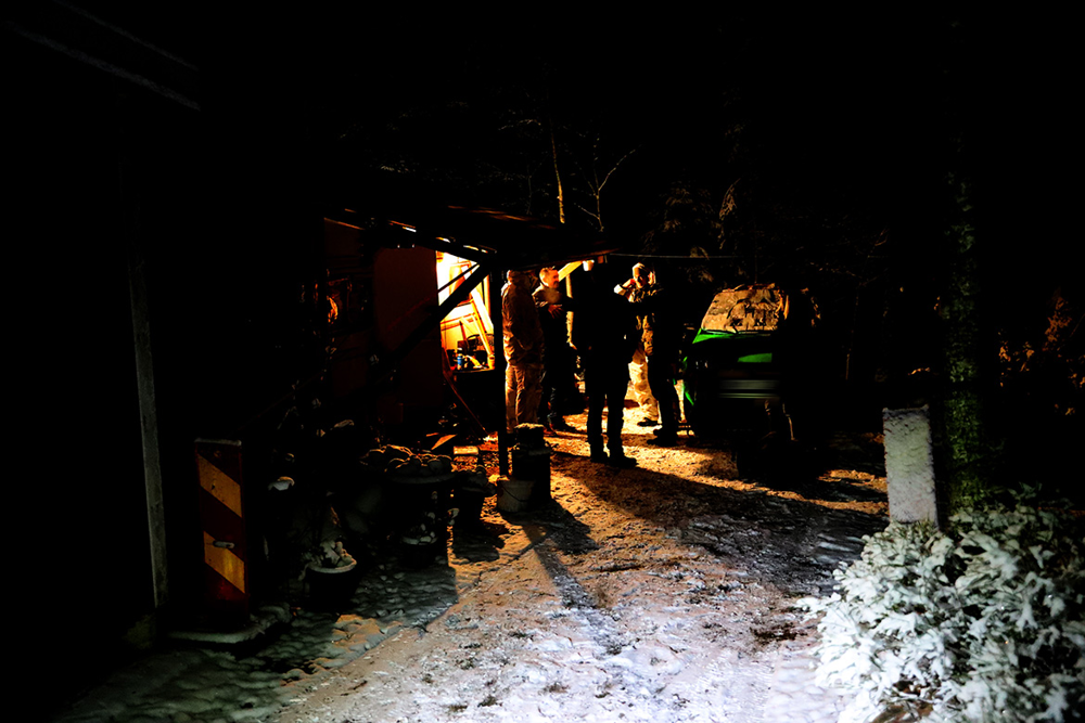 Poliserna i insatsen står utanför den misstänktas boning. Foto.