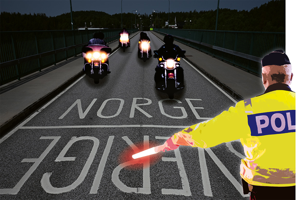 En polis stoppar fyra mc-förare på väg mot gränsen mellan Norge och Sverige. Illustration.
