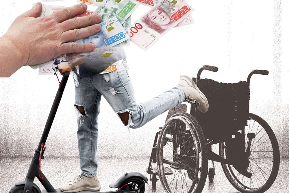 Sammansatt bild av: en underkropp med slitna jeans och sneakers som kör iväg på en elsparkcykel, en hand som ligger på en samling sedlar och i bakgrunden syns en tom rullstol. 