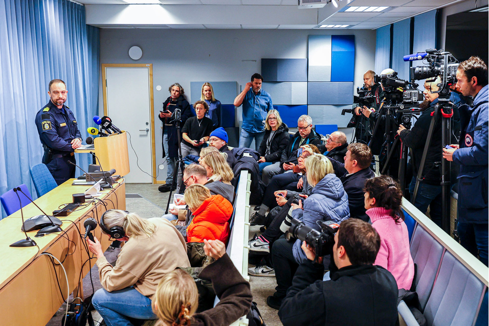 Roberto Eid Forest, LPO-chef Örebro, står vid podiet framför en samling journalister. Foto.