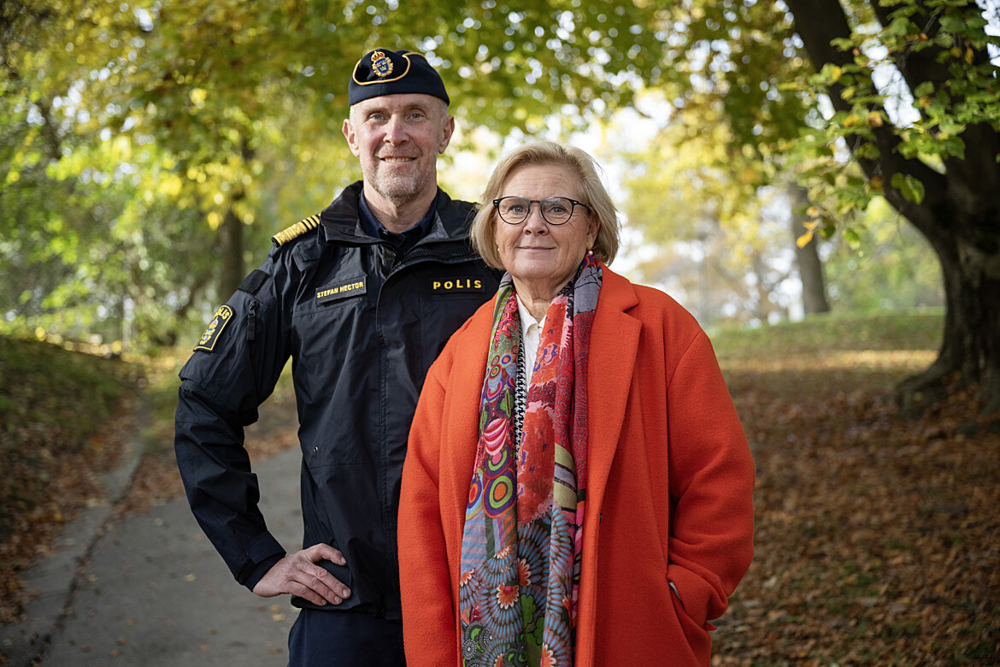 Stefan Hector, biträdande rikspolischef, och Petra Lundh, rikspolischef, utomhus i höstfärger. Foto.