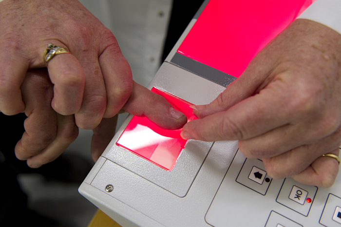 Daktning av ett finger. Arrangerad bild.