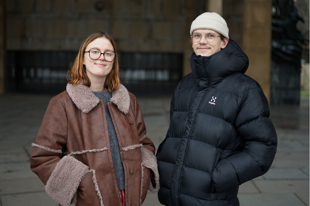 Julia Lord och Elias Fransson på regionalt it-brottscentrum, RC3, i region Väst. Foto.