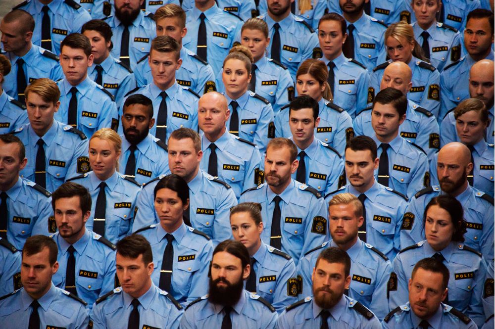 Ett hav av polisstudenter i blå uniformsskjorta.