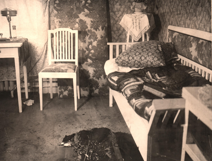 Rummet med soffan och blodfläcken på golvet